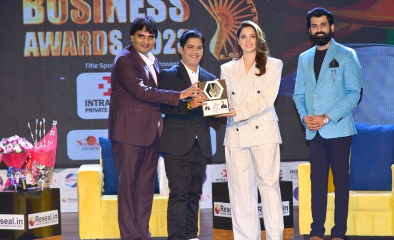 Actors Tamannaah Bhatia and Sonalee Kulkarni felicitate awardees at Bharat Business Awards 2023