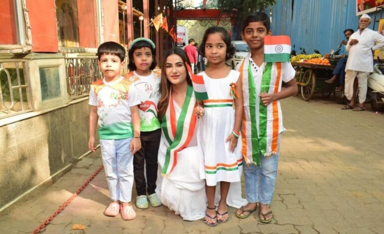 Actress Ruchi Gujjar Celebrates Republic Day with Children, Distributes Books under Shreeram Janhit kalyan Foundation