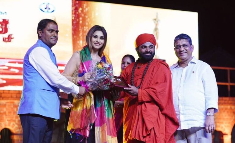 Sakshi Bhogal received the award for India’s Best Personality Transformation Coach for Men